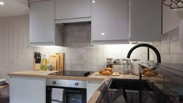 冷蔵庫、電子レンジ、オーブン、コンロ