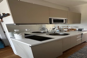 Kühlschrank, Mikrowelle, Geschirrspüler, Wasserkocher