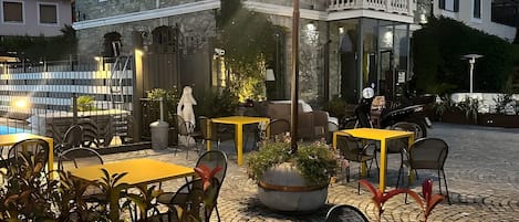 تناول الطعام بالخارج