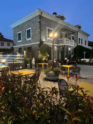 Outdoor dining - Holiday Home 'Casa Margherita' with Shared Pool, Wi-Fi and Air Conditioning (Imperia)