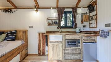 Cottage | 1 bedroom, WiFi (free), individually decorated, individually furnished