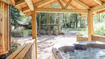 Cottage | Outdoor spa tub