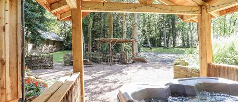 Cottage | Outdoor spa tub