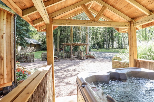 Cottage | Outdoor spa tub