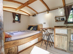 Cottage | 1 bedroom, individually decorated, individually furnished, free WiFi - Tanglewood Shepherds Hut (Welshpool)