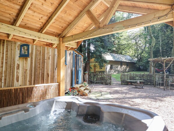 Cottage | Outdoor spa tub