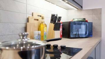 Kylskåp, mikrovågsugn, ugn och spishäll