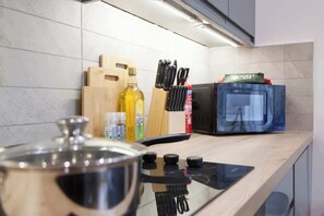 Een koelkast, een microgolfoven, een oven, een kookplaat