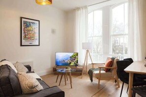 TV - Bright 2-Bed Flat - Harrogate Town Centre - 4 Bed (Harrogate)