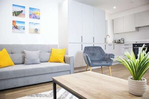 TV, offices - Large Flat Near Beach, Hospital & Brighton College (Brighton and Hove)