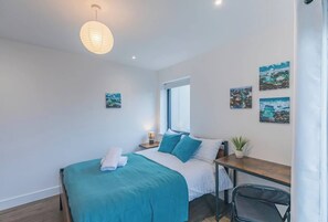 2 bedrooms, iron/ironing board, WiFi, bed sheets - Large Flat Near Beach, Hospital & Brighton College (Brighton and Hove)