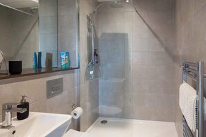Dusche, Haartrockner, Handtücher