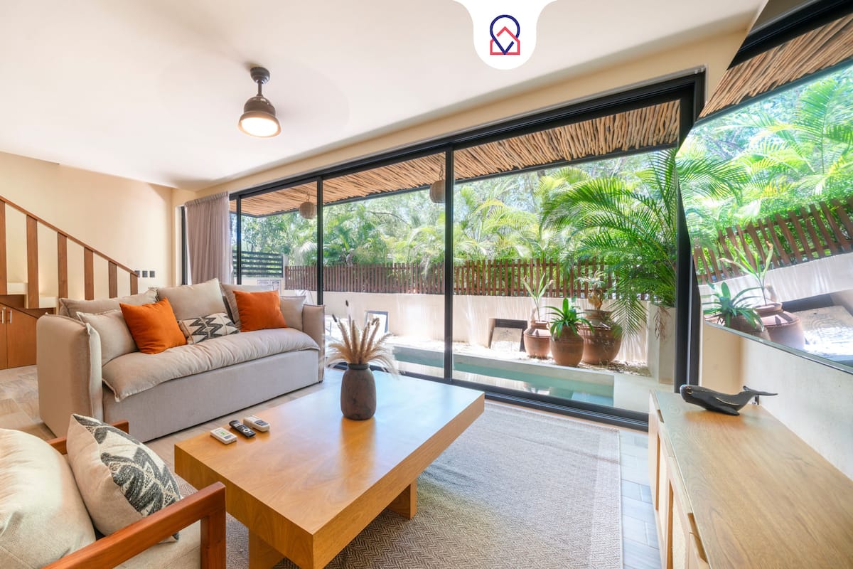Deluxe Apartment, Garden View | Living area