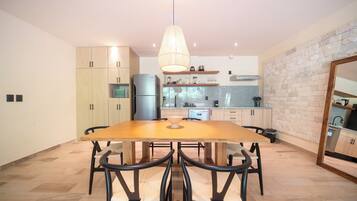 Departamento Deluxe, vista al jardín | Comedor