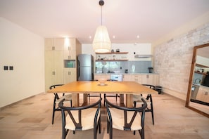 Deluxe Apartment, Garden View | Dining room