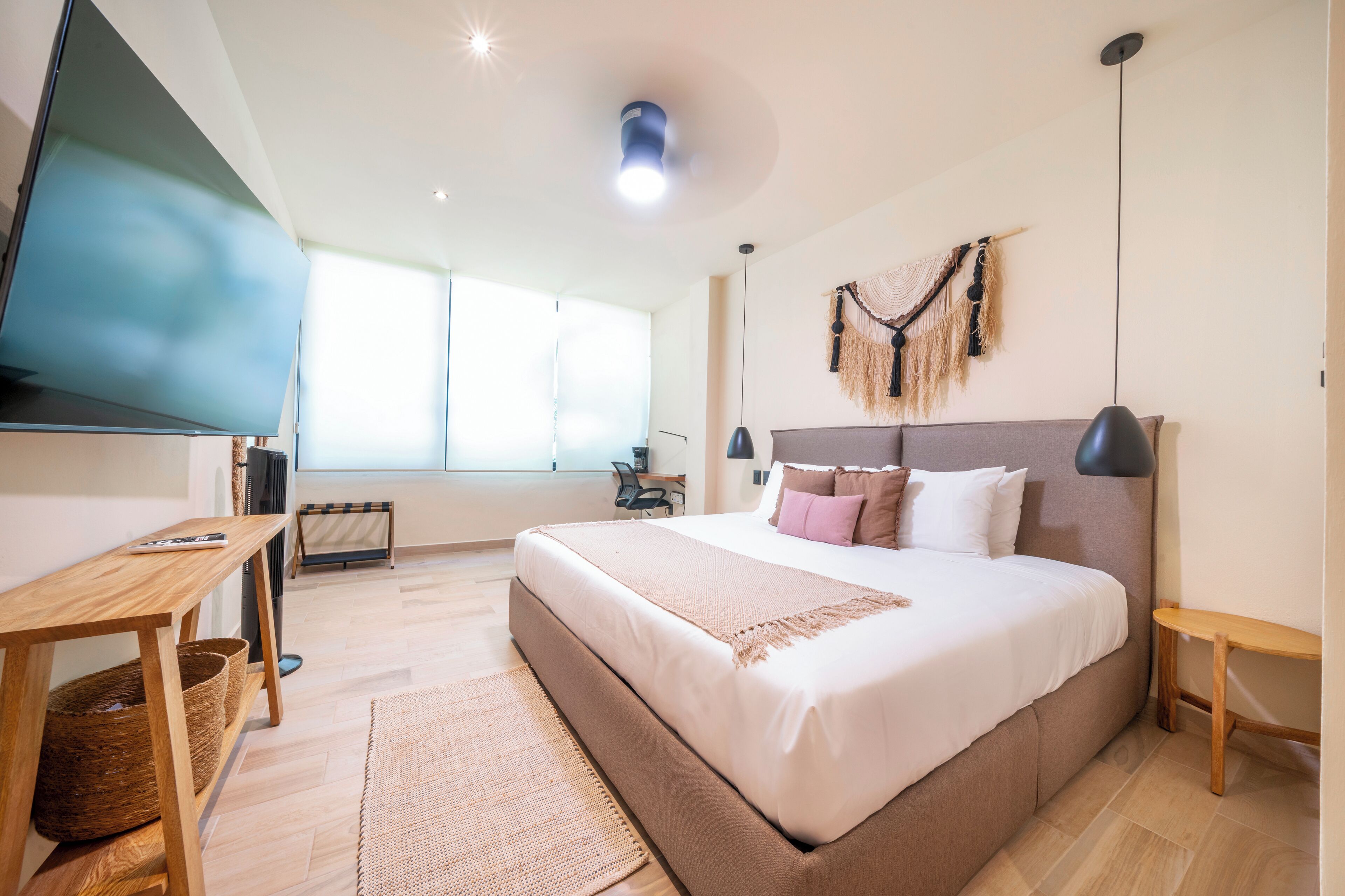 Departamento Deluxe, vista al jardín | Caja de seguridad en la habitación y cortinas blackout 