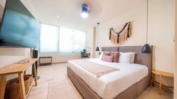 Departamento Deluxe, vista al jardín | Caja de seguridad en la habitación y cortinas blackout