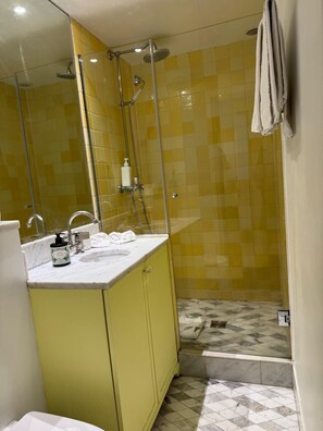 Haartrockner, Handtücher, Seife, Toilettenpapier
