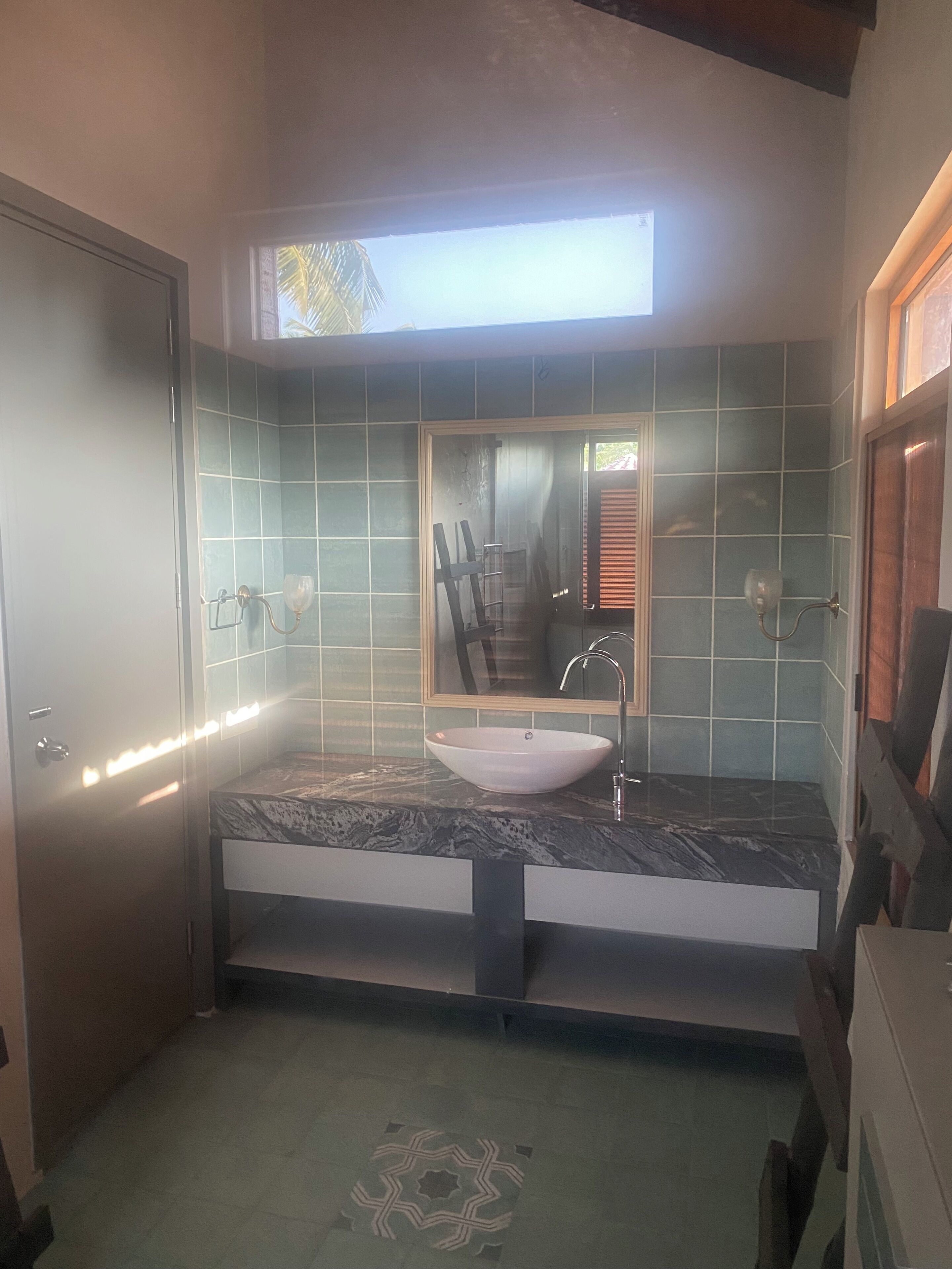 Dusj, håndklær, såpe og toalettpapir