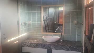 Regadera, toallas, jabón, papel de baño