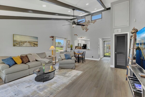 Smart TV, fireplace, books, stereo