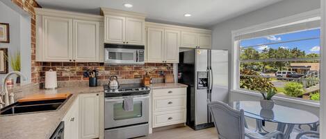 ثلاجة، ميكروويف، فرن، موقد طهي مسطح