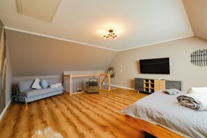 1 makuuhuone, työpöytä, silitysrauta/-lauta, vauvan matkasänky