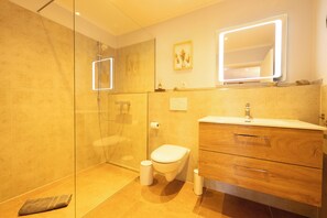 Suihku, hiustenkuivaaja, pyyhkeet