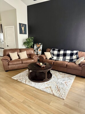 Living area - Midtown Riverwalk/Alamodome Modern Escape Close to Shops and Restaurants (San Antonio)