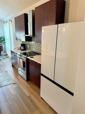 Private kitchen - Midtown Riverwalk/Alamodome Modern Escape Close to Shops and Restaurants (San Antonio)