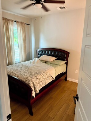 2 bedrooms, iron/ironing board, WiFi, bed sheets - Midtown Riverwalk/Alamodome Modern Escape Close to Shops and Restaurants (San Antonio)