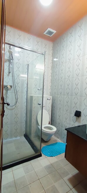 Quarto casal luxo, vista para a cidade | Banheiro | Chuveiro, produtos de toalete grátis, toalhas de banho, sabonete