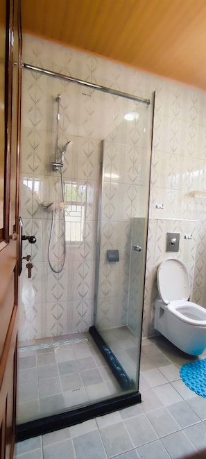 Chambre Double Deluxe, vue ville | Salle de bain | Douche, articles de toilette gratuits, serviettes fournies, savon