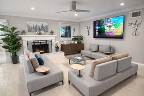 TV, videogames, livros, escritórios