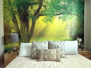 6 quartos, escrivaninha, ferros/tábuas de passar roupa, berço de viagem