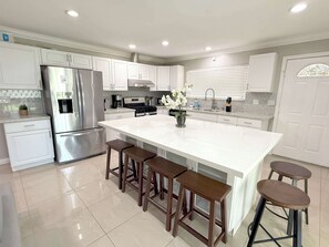 Geladeira, micro-ondas, fogão, cooktop