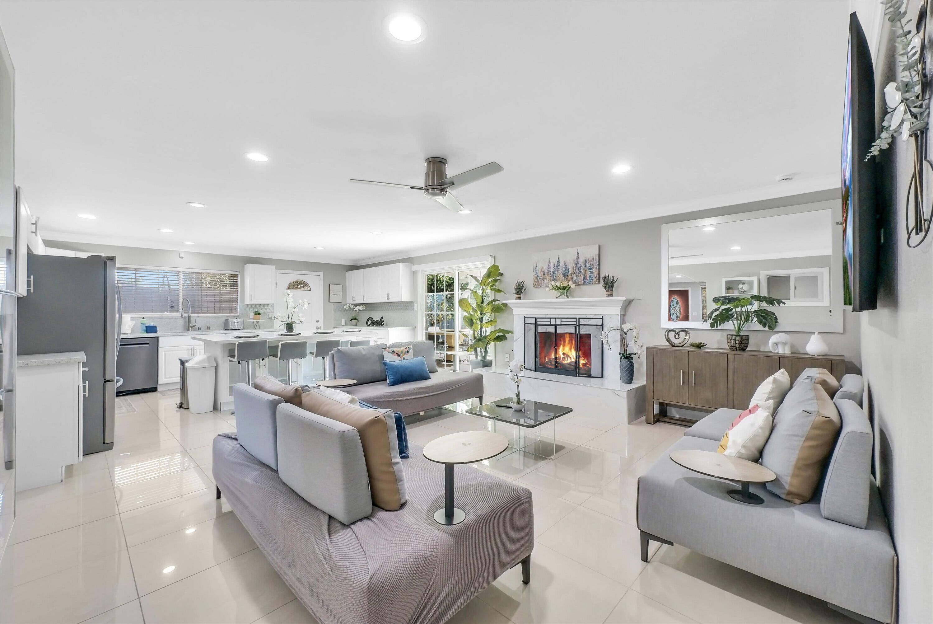 تلفزيون، ألعاب فيديو، كُتُب، مكتب