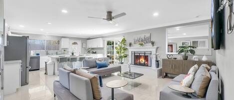 Télévision, jeux vidéo, livres, espaces bureaux