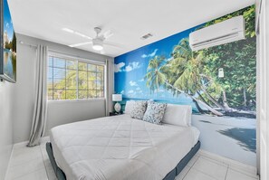 6 quartos, escrivaninha, ferros/tábuas de passar roupa, berço de viagem