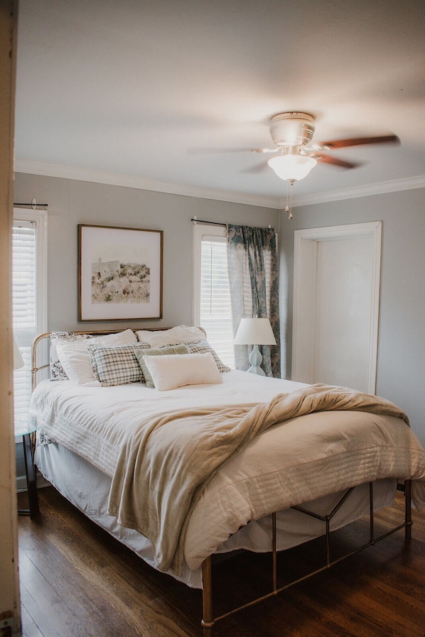 2 habitaciones, tabla de planchar con plancha, wifi y ropa de cama 