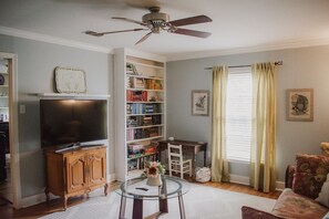 Living area - Charming 2 bed 1 bath, Historic Sayles area, good 4 long stays, spacious,central (Abilene)