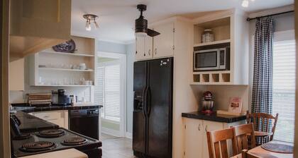 Charming 2 bed 1 bath, Historic Sayles area, good 4 long stays, spacious,central