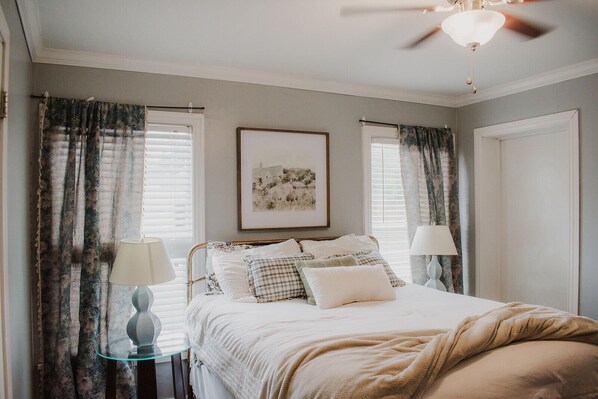 2 bedrooms, iron/ironing board, WiFi, bed sheets - Charming 2 bed 1 bath, Historic Sayles area, good 4 long stays, spacious,central (Abilene)