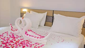 5 bedrooms, iron/ironing board, WiFi, bed sheets