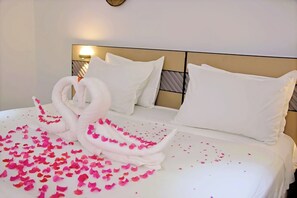 5 chambres, fer et planche à repasser, Wi-Fi, draps fournis