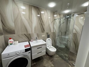 Dusche, Haartrockner, Handtücher, Seife