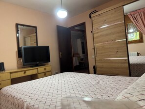 3 bedrooms, iron/ironing board, WiFi, bed sheets - Villa Maria Mercedes (OLESA DE BONESVALLS)