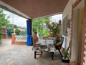 Outdoor dining - Villa Maria Mercedes (OLESA DE BONESVALLS)
