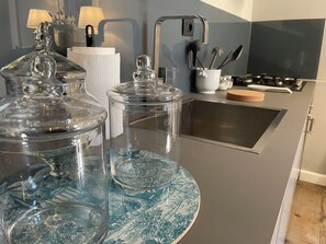 Micro-ondes, four, plaque de cuisson