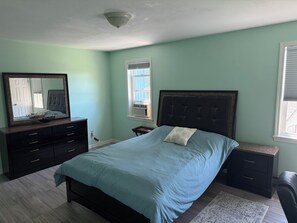 4 bedrooms, iron/ironing board, WiFi, bed sheets